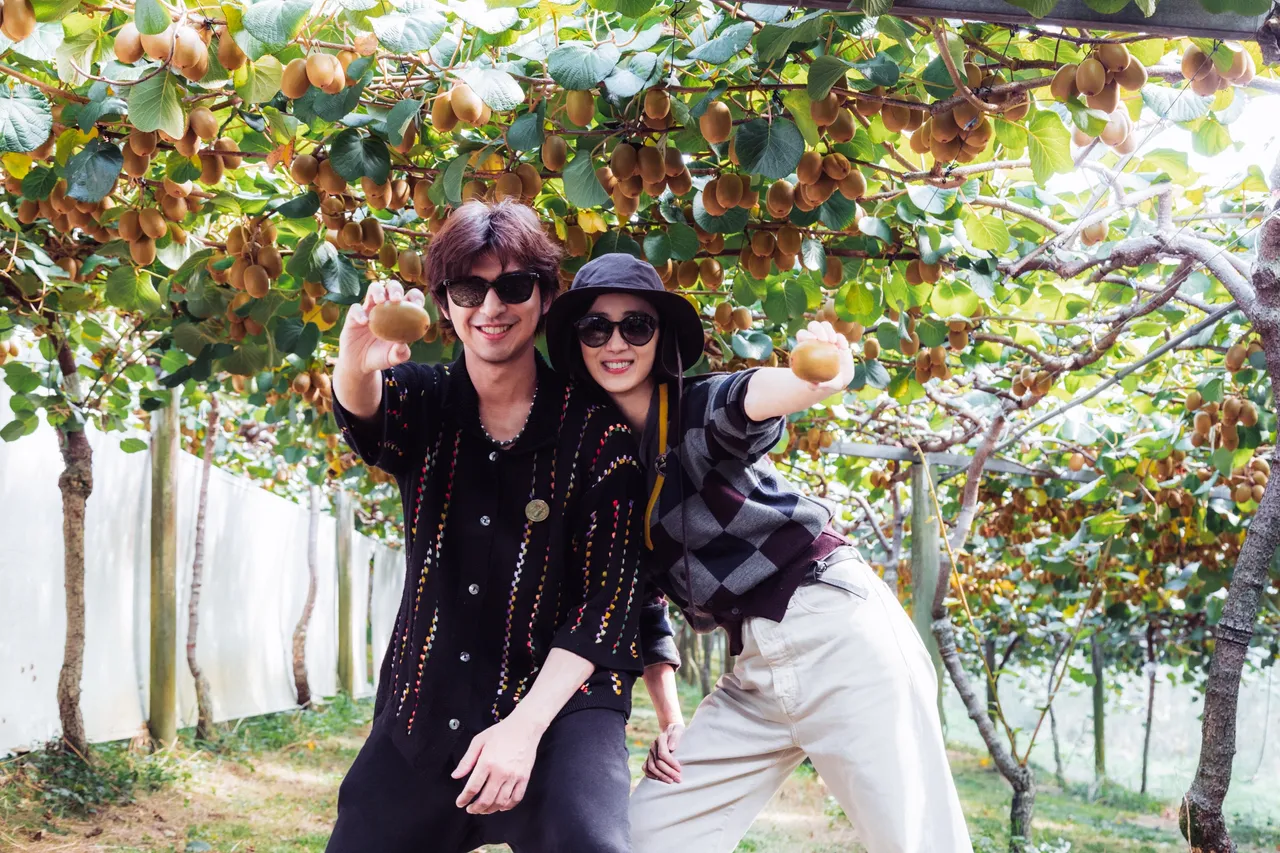 （左起）陈柏霖、桂纶镁合体。出去一下提供