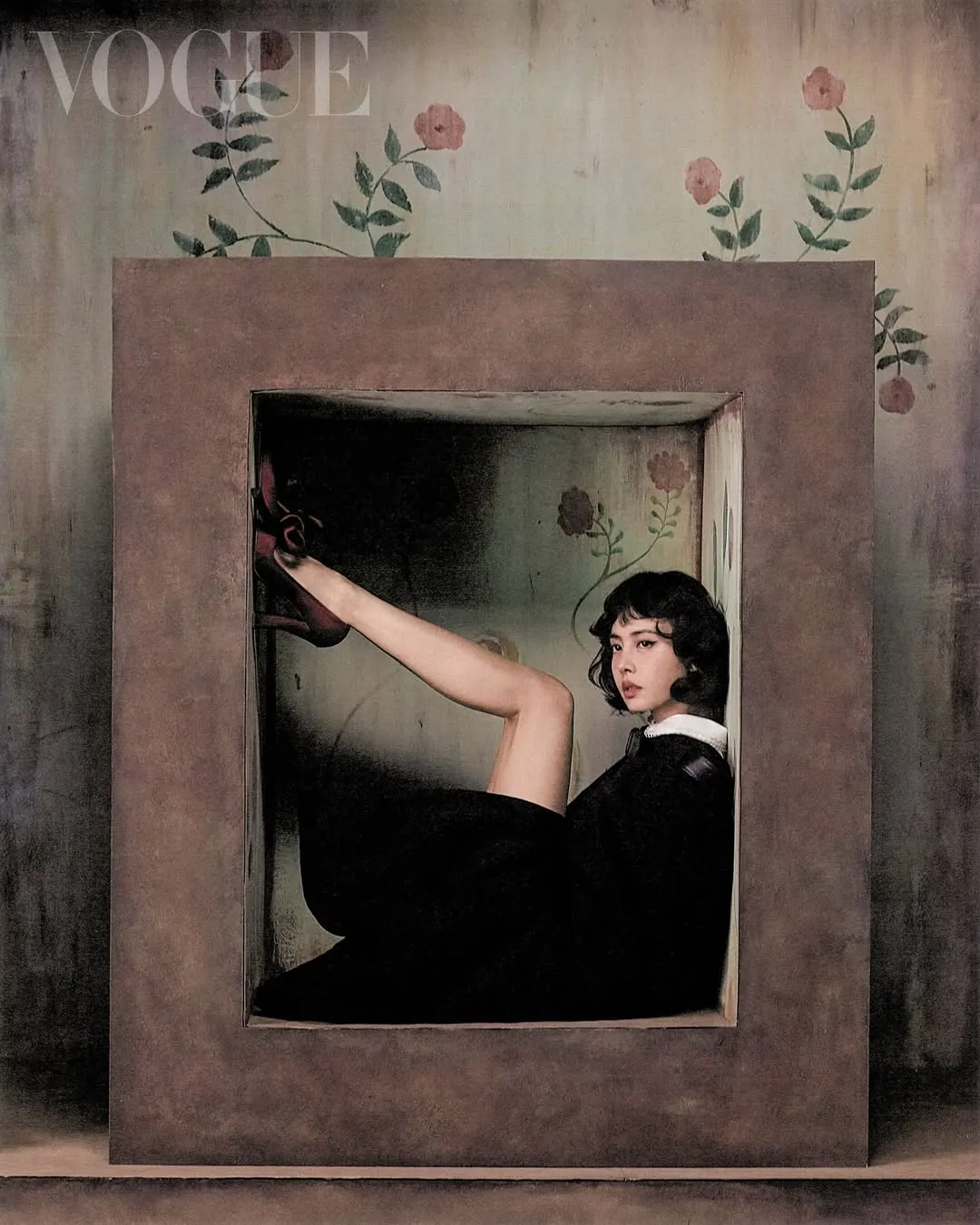 蔡依林以SHUSHU/TONG白色蕾丝衬衫叠穿HODAKOVA的黑色皮带包覆式茧形套装。翻摄voguetaiwan IG