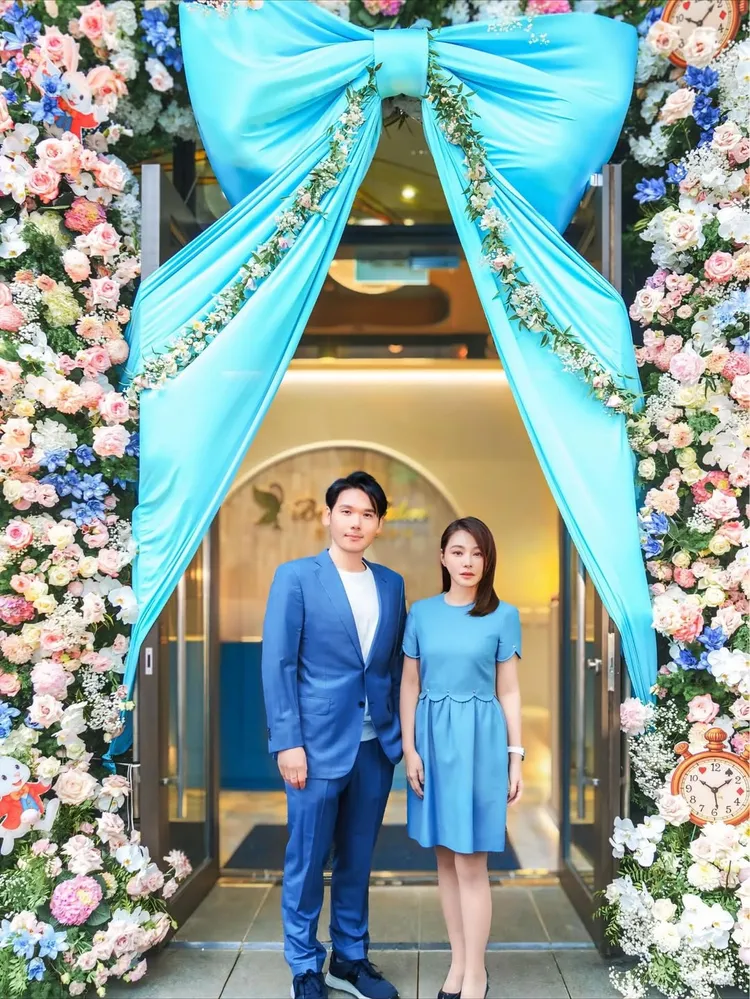 博士名醫薛博仁（左）與愛妻陳怡蓉。翻攝IG