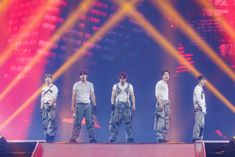 D.O.都敬秀（右）走完MMA紅毯趕去金宇彬婚禮，待了15分鐘又回到MMA與EXO合體表演。翻攝MMA X