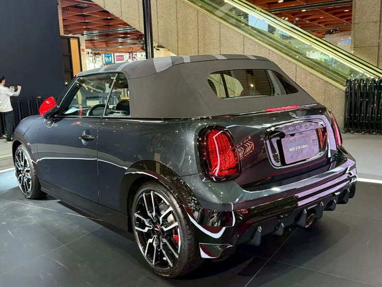 JCW Cabrio採用電動軟篷設計，18秒即可完成開啟，並可在時速30km/h以下行駛中操作。林浩昇攝