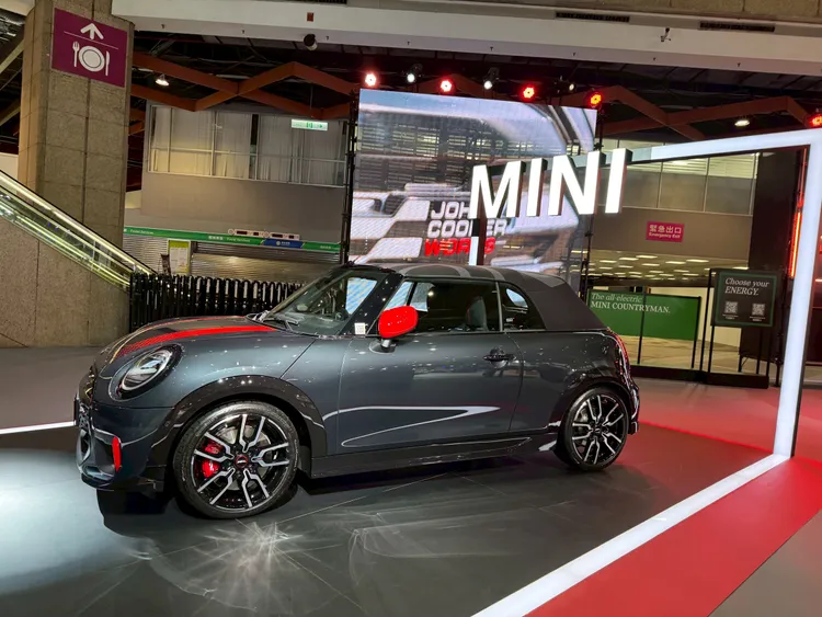 外觀配備18吋JCW Lap Spoke雙色輪圈與跑車胎，搭配JCW紅色煞車卡鉗、黑色高光澤前後下護板、側裙與輪拱。林浩昇攝