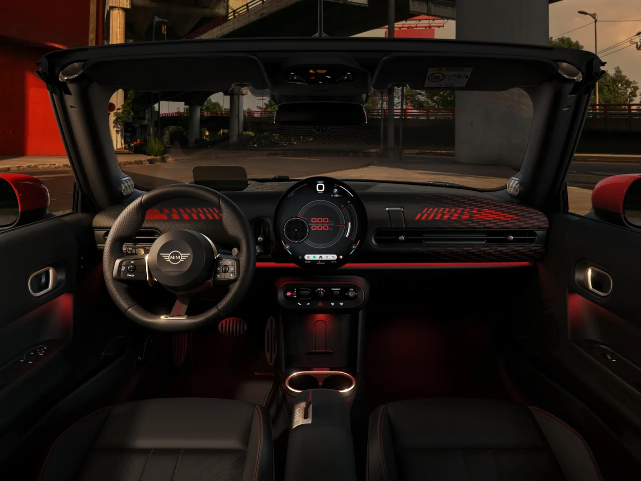 MINI John Cooper Works Cabrio提供七种MINI Experience Modes体验模式，透过沉浸式声光效果与座舱氛围切换，满足多元驾驶情境，释放极致性能魅力。原厂照片