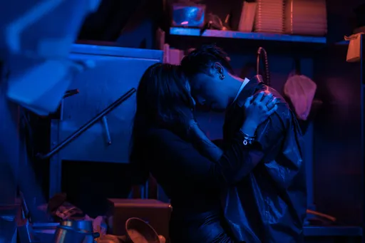 台饶歌手挑战道德红线！不顾正宫在旁「躲厕所偷情」纵欲