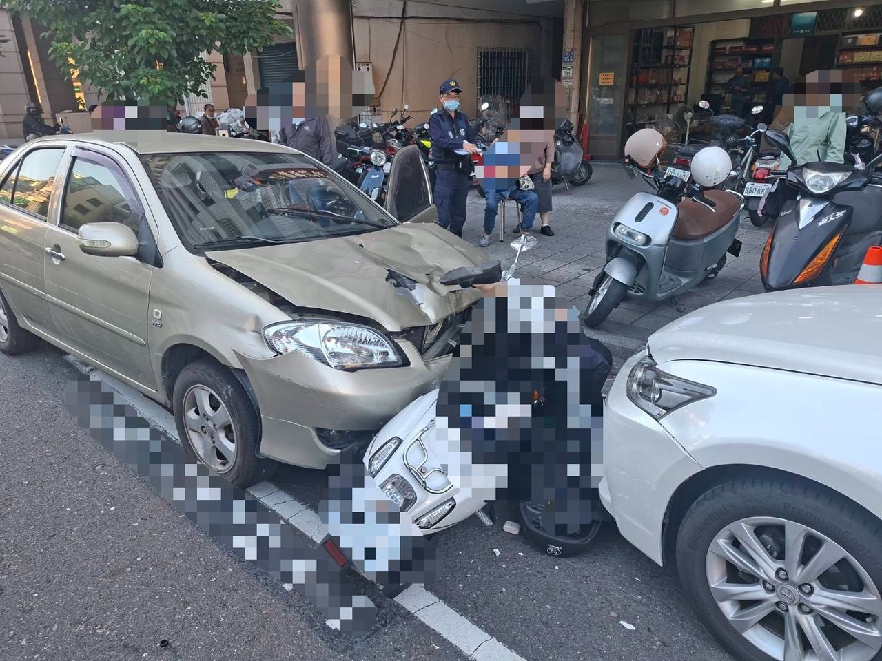 高雄7旬婦開車「鬼切」衝對向車道 機車親子檔慘成夾心餅乾 母命危搶救中