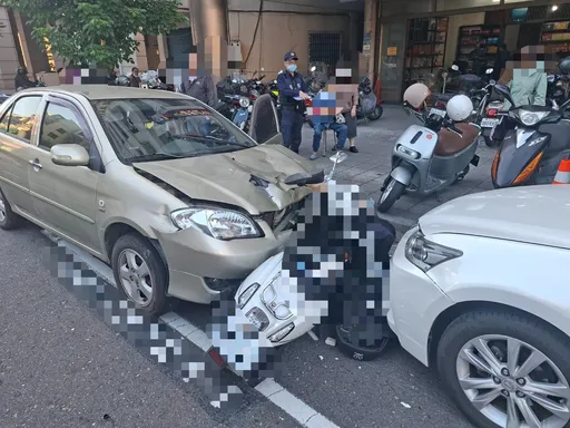 高雄7旬婦開車「鬼切」衝對向車道　機車親子檔慘成夾心餅乾　母命危搶救中