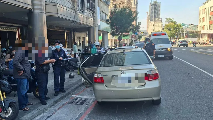 77歲潘姓婦人駕車「鬼切」衝對向車道，穿過車陣撞上母子檔騎乘機車。民眾提供