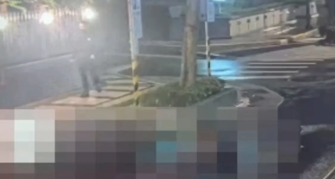 林男犯案後徒步逃逸。翻攝畫面