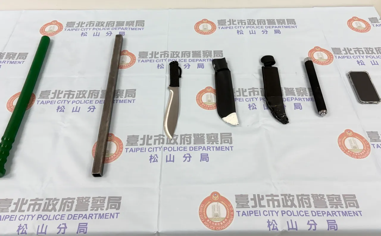警方循線起獲開山刀、棍棒等物。翻攝畫面