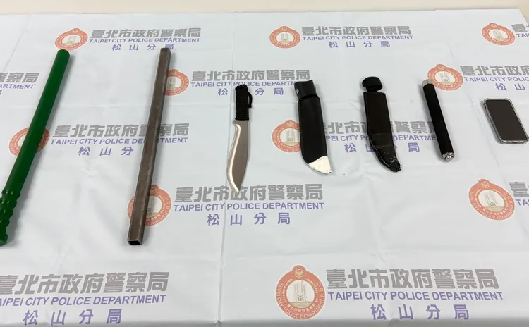 警方循線起獲開山刀、棍棒等物。翻攝畫面