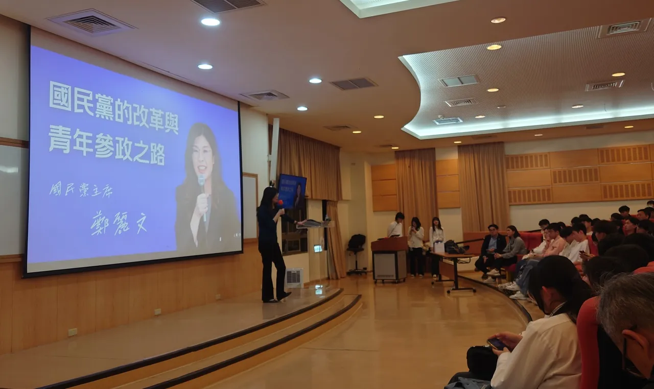 郑丽文赴东吴大学演讲，面对提问疑未正面作答，还以无脑形容提问者。翻摄陈方隅脸书