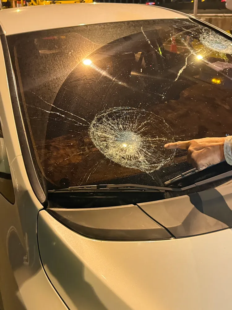 賴男拿榔頭打不到人，回頭敲對方車子擋風玻璃洩憤。翻攝畫面