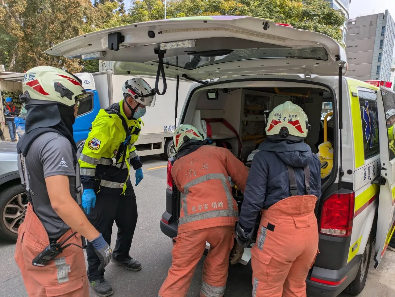 竹科鹰架倒塌！3工人5米高坠落　2人「腿重创躺地」救援画面曝