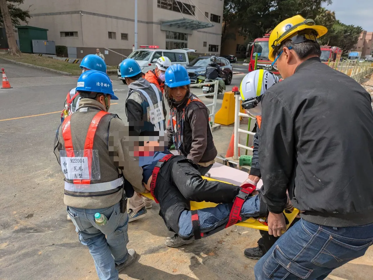 工人高處墜落導致腿部骨折無法動彈，受傷部位經固定後上擔架送醫。翻攝畫面