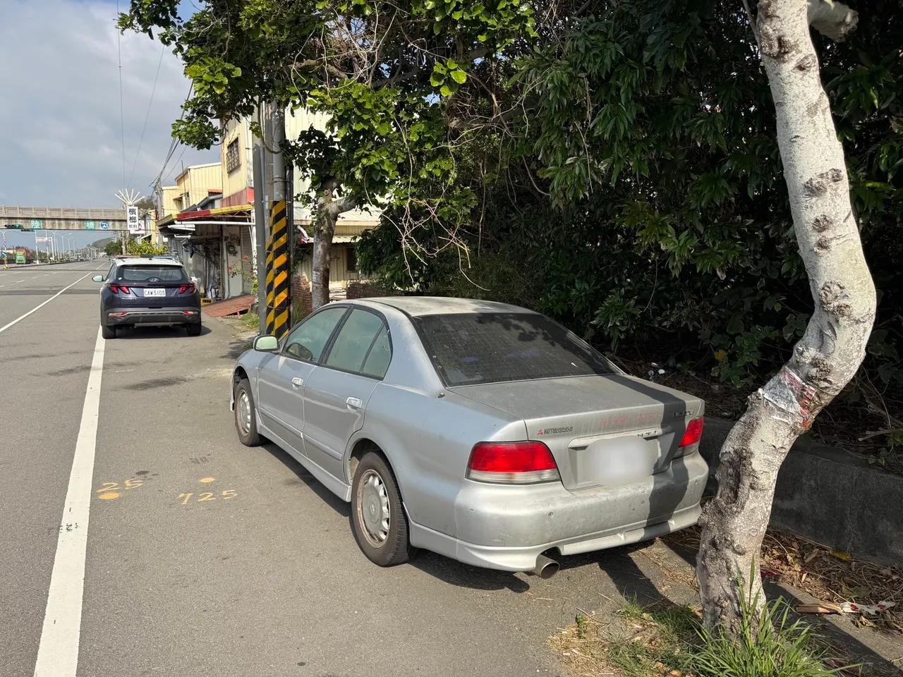窃贼刻意保留左侧靠近车道的轮胎不偷，只偷不易被发现的右侧。民众提供