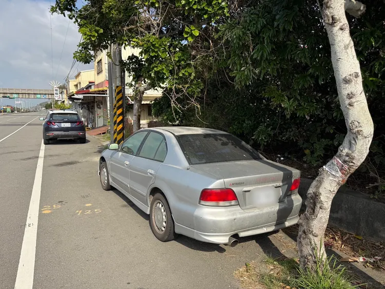 竊賊刻意保留左側靠近車道的輪胎不偷，只偷不易被發現的右側。民眾提供