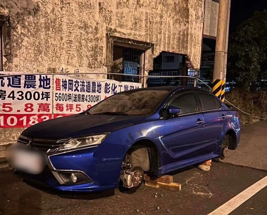 这辆车被偷走4个轮胎。民众提供