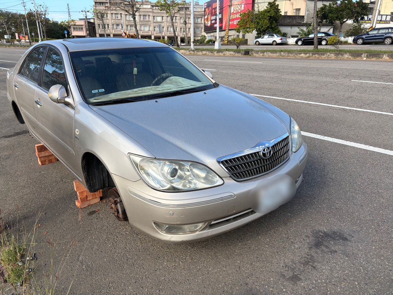 磚塊墊高車身!苗栗驚見輪胎大盜 3受害車主傻眼