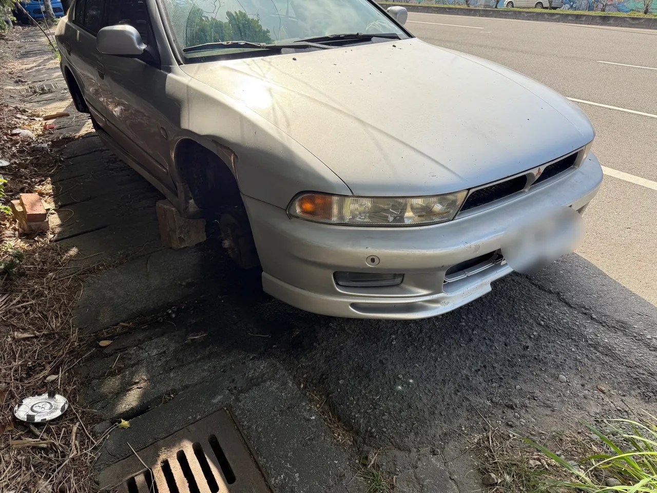 车主前来取车发现轮胎被偷，当场傻眼。民众提供