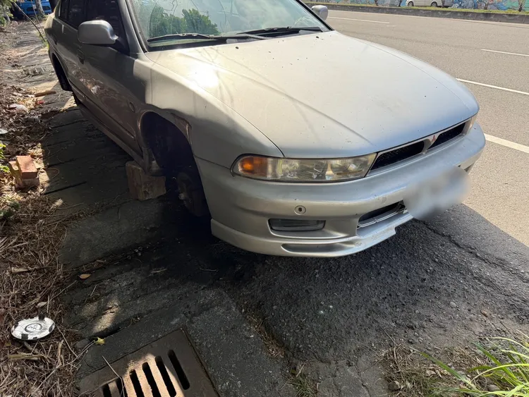 車主前來取車發現輪胎被偷，當場傻眼。民眾提供