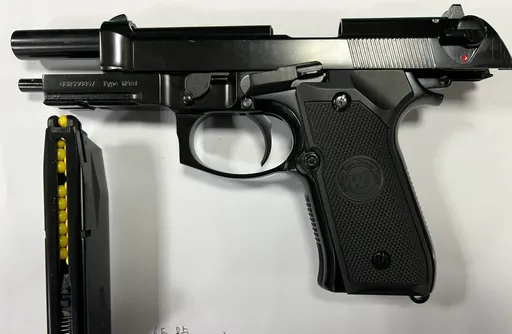 男驾驶违停不爽后车按喇叭！亮枪恐吓　主动到案由警方起获作案枪枝