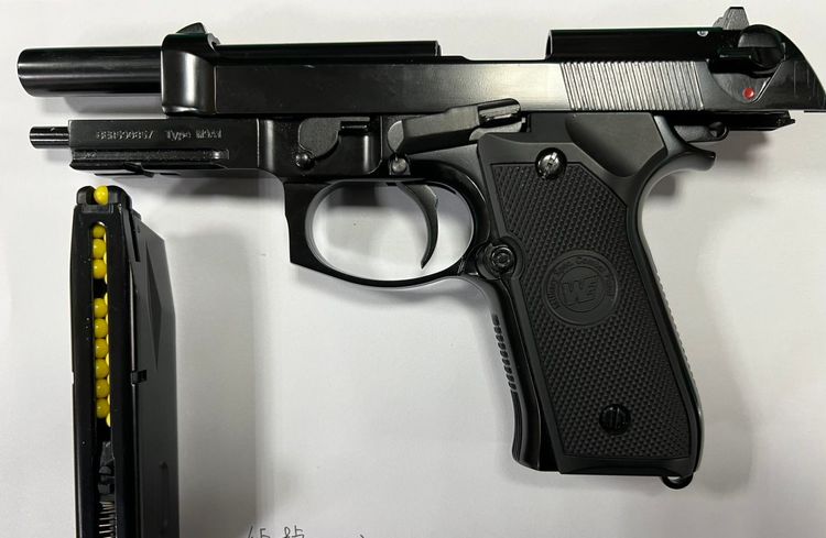 男駕駛違停不爽後車按喇叭！亮槍恐嚇　主動到案由警方起獲作案槍枝