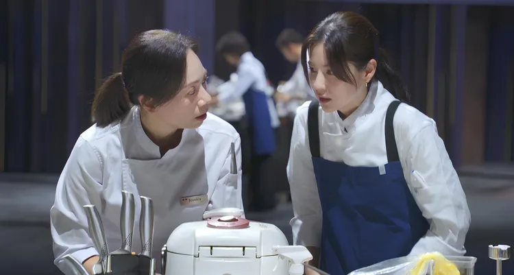 主廚Jessica（左）靠「超敏銳雷達」即時發現林予晞的「重大失誤」。華視提供