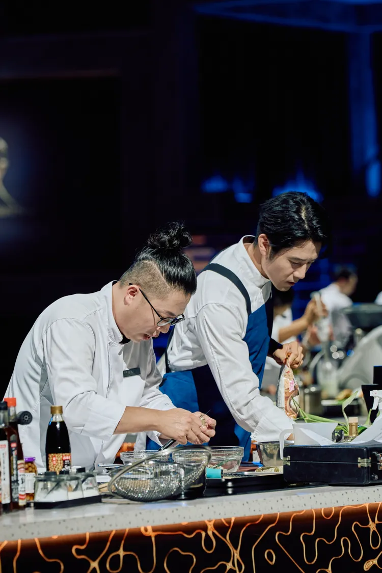 胡宇威（右）與主廚鄭淳豪第5度搭檔合作。華視提供