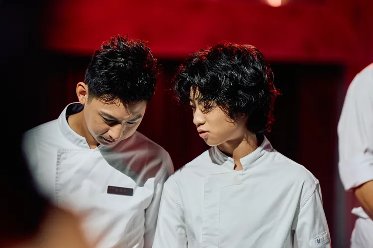 白润音（右）虽遭主厨施捷夫严厉指责，仍出面贴心缓颊。华视提供