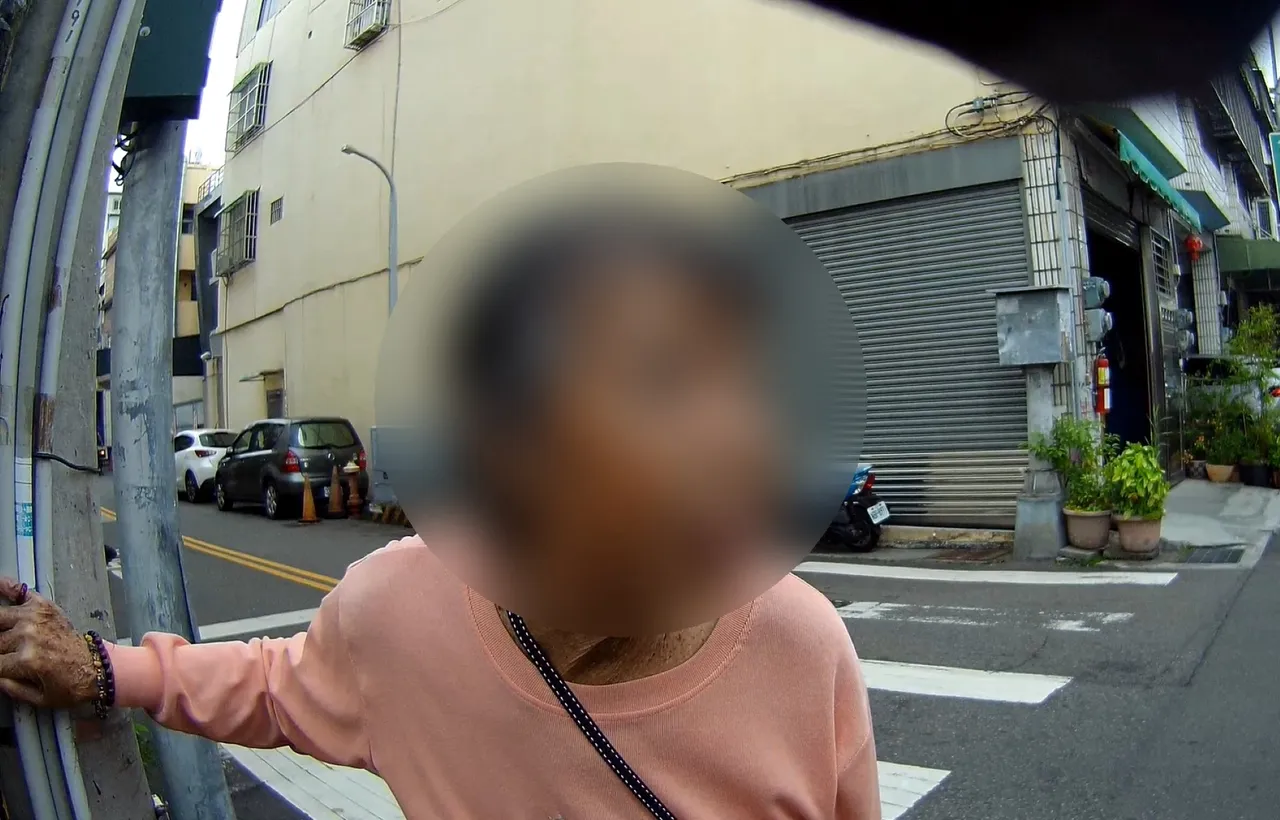 8旬妇外出拦人车找妈妈　「台湾标配」热心肠助返家