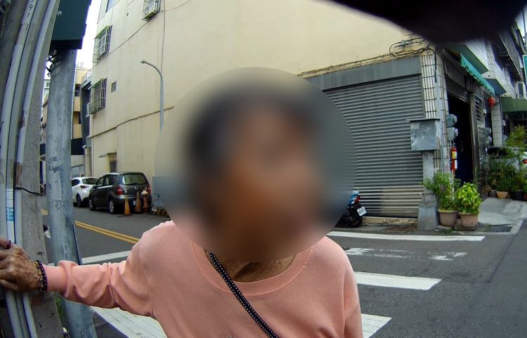 8旬婦外出攔人車找媽媽　「台灣標配」熱心腸助返家