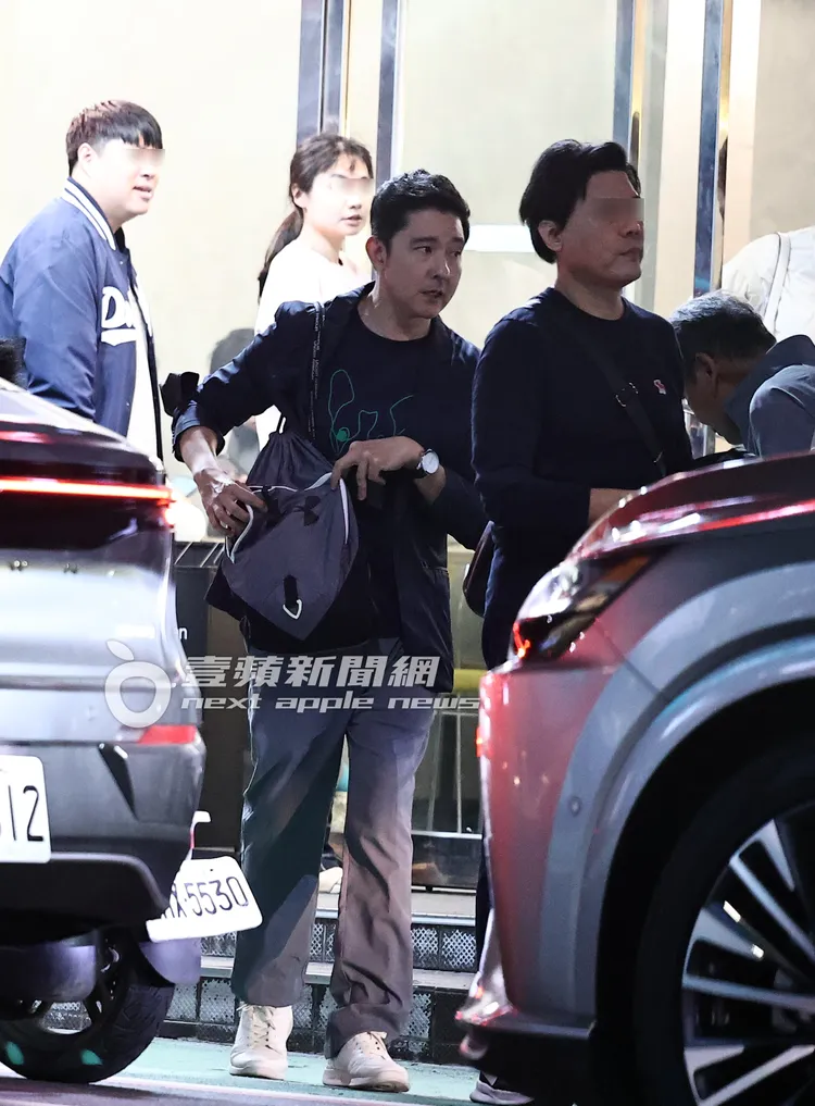 用餐完畢，立威廉（中）與男友人離開雲南菜餐廳。特勤中心攝