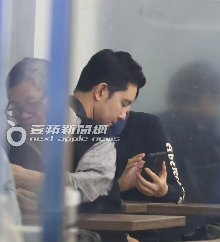 男友人拿出手機與立威廉分享畫面。特勤中心攝