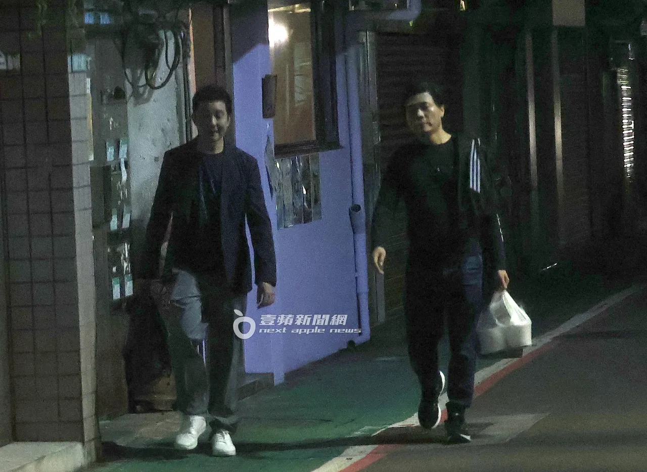 立威廉与友人一同散步走在永吉路巷弄内。特勤中心摄