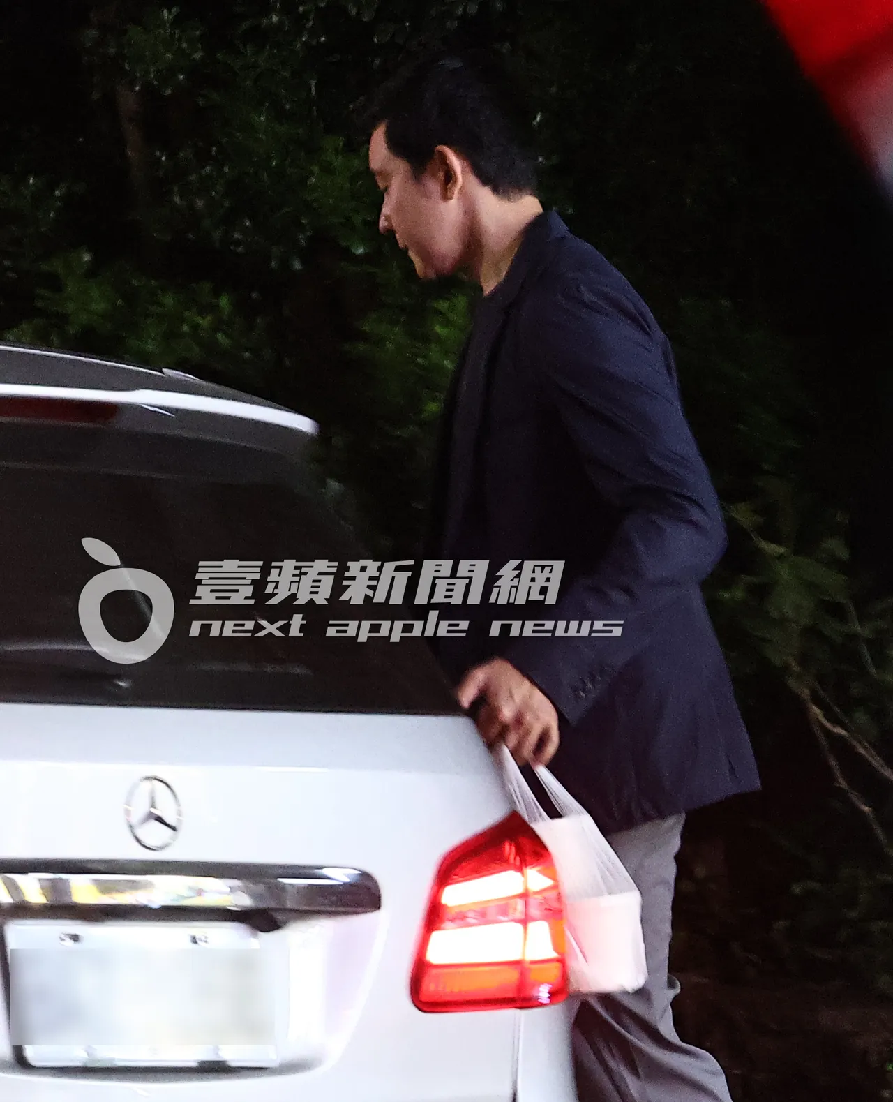 立威廉拿著好多盒外带云南美食坐上宾士副驾。特勤中心摄