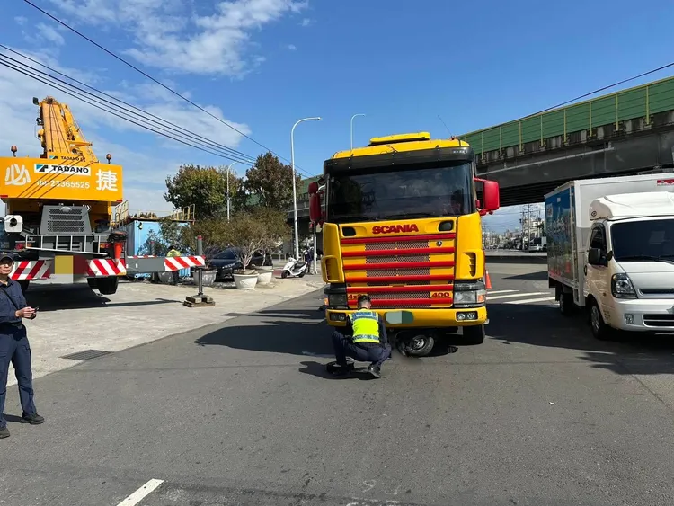 台中市烏日區環中路與五光路口發生聯結車與機車事故，女騎士被輾過卡在聯結車輪胎下，當場慘死。民眾提供