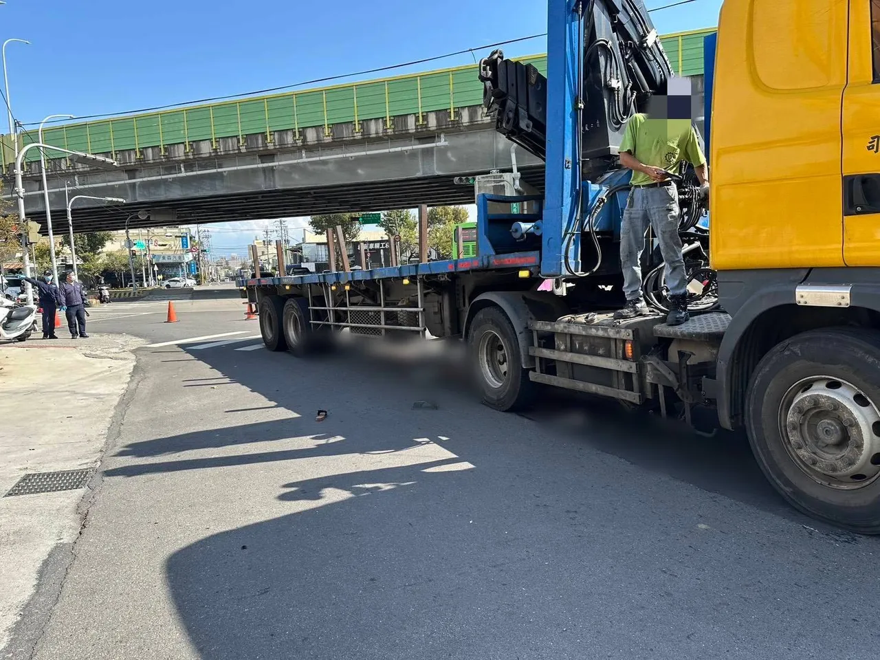 聯結車與機車都是準備要右轉時發生碰撞。民眾提供