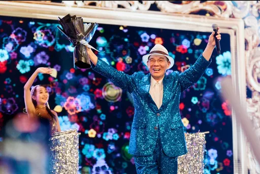 63岁陈雷狮城开唱秀「一字马、翻跟斗」　三代同堂突叹：看一次少一次