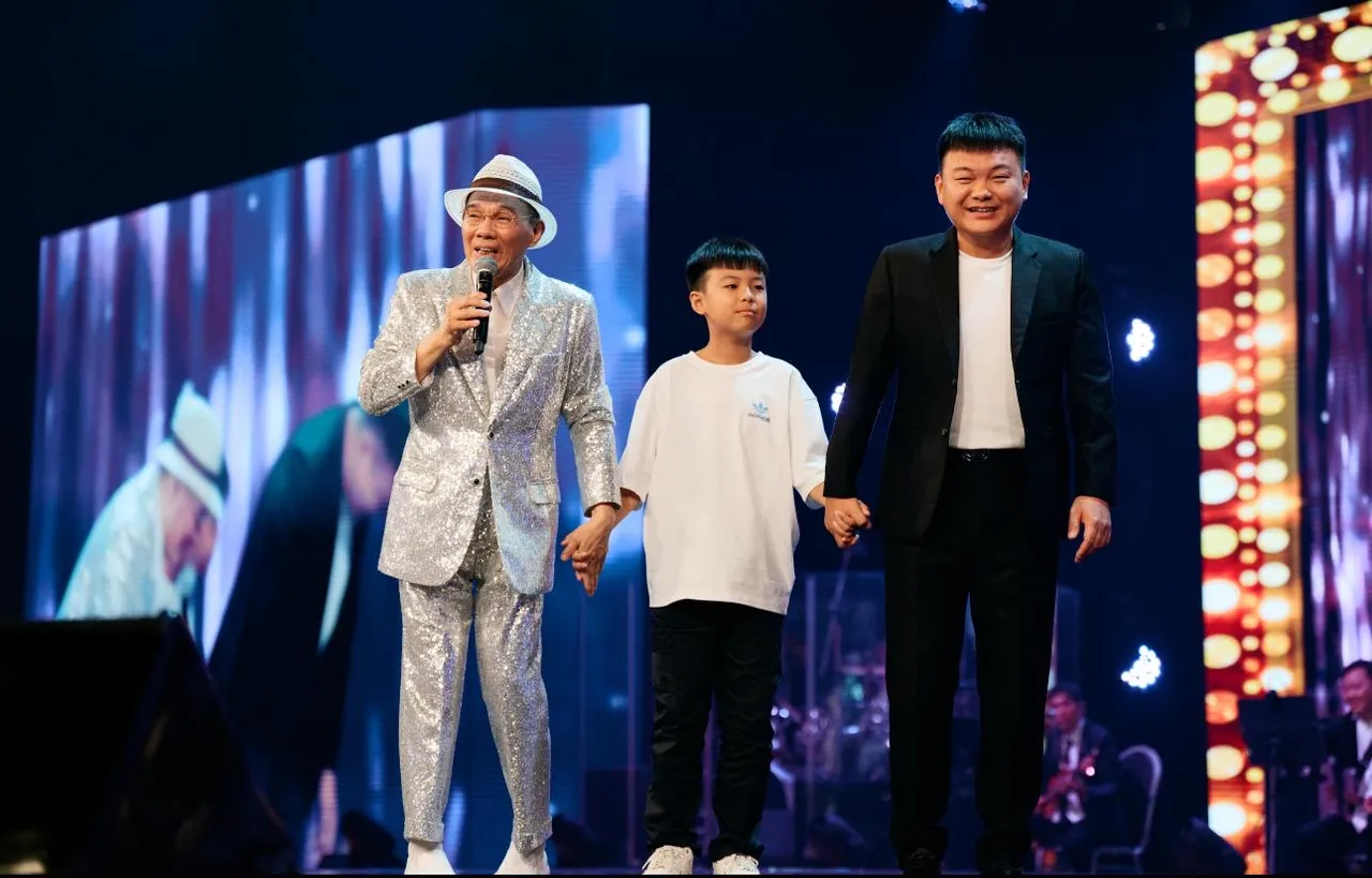 陈雷（左）开心分享三代同堂。慕陆国际HiendAsia提供