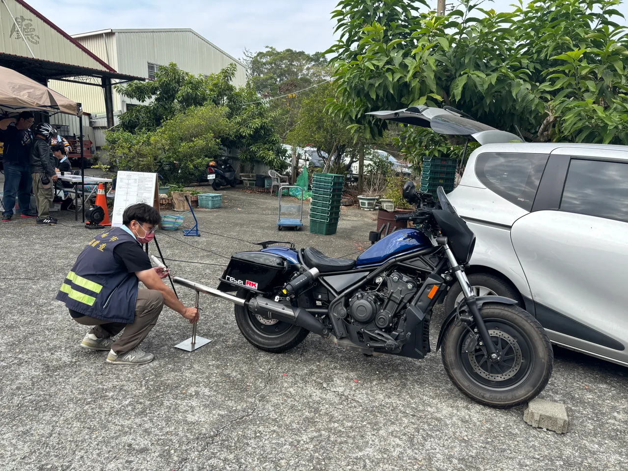 南市警环监联合稽查改装噪音车扰宁。翻摄画面