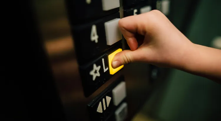 新光三越电梯按错楼层，可画「X」取消。示意图，资料照片