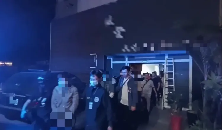 善化警方與移民署台南專勤隊組成專案小組，8日上門查緝，逮到2名台籍及6名泰籍女子。民眾提供