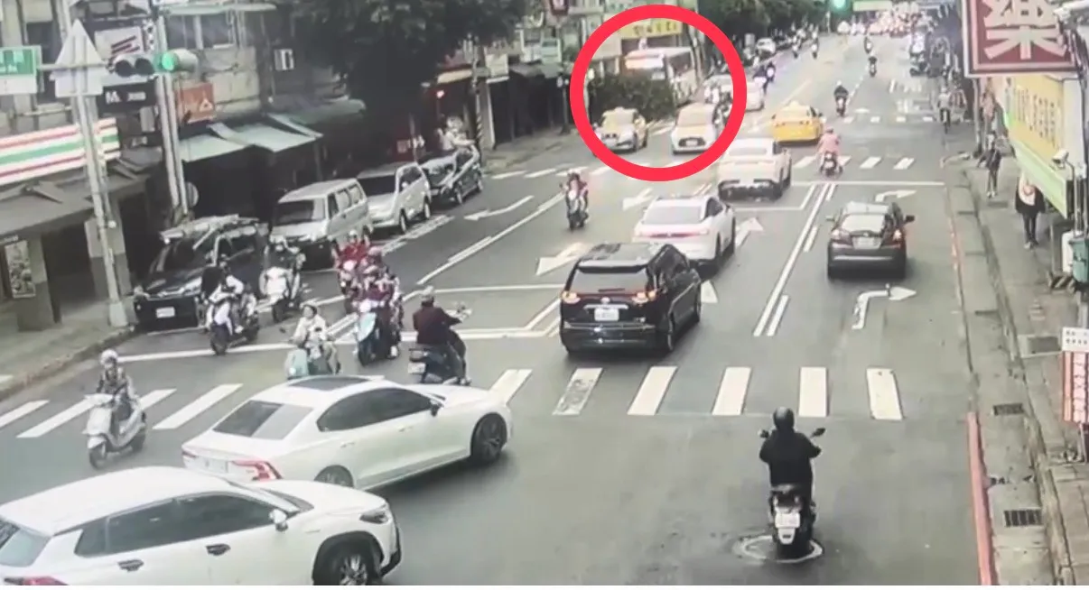 公車偏移道路撞上人行道的路樹，險些又撞上變電箱。翻攝畫面