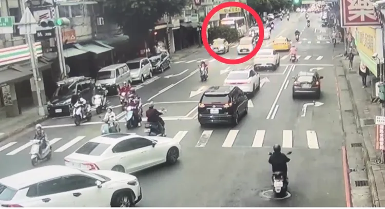 公車偏移道路撞上人行道的路樹，險些又撞上變電箱。翻攝畫面