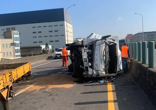 变换车道不慎！砂石车撞翻小货车　1驾驶受伤送医