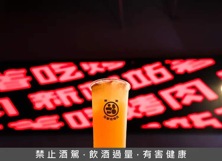 「龍蛇酒雜」酒精路跑其中一站-新村站著吃烤肉。業者提供