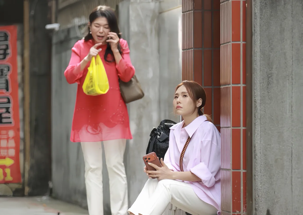 吴申梅与吕俍慧互飙演技。喜上梅梢娱乐提供