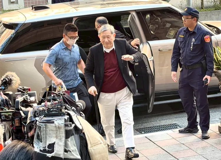 沈慶京今天到法院時對聲援的小草揮手致意。張欽攝