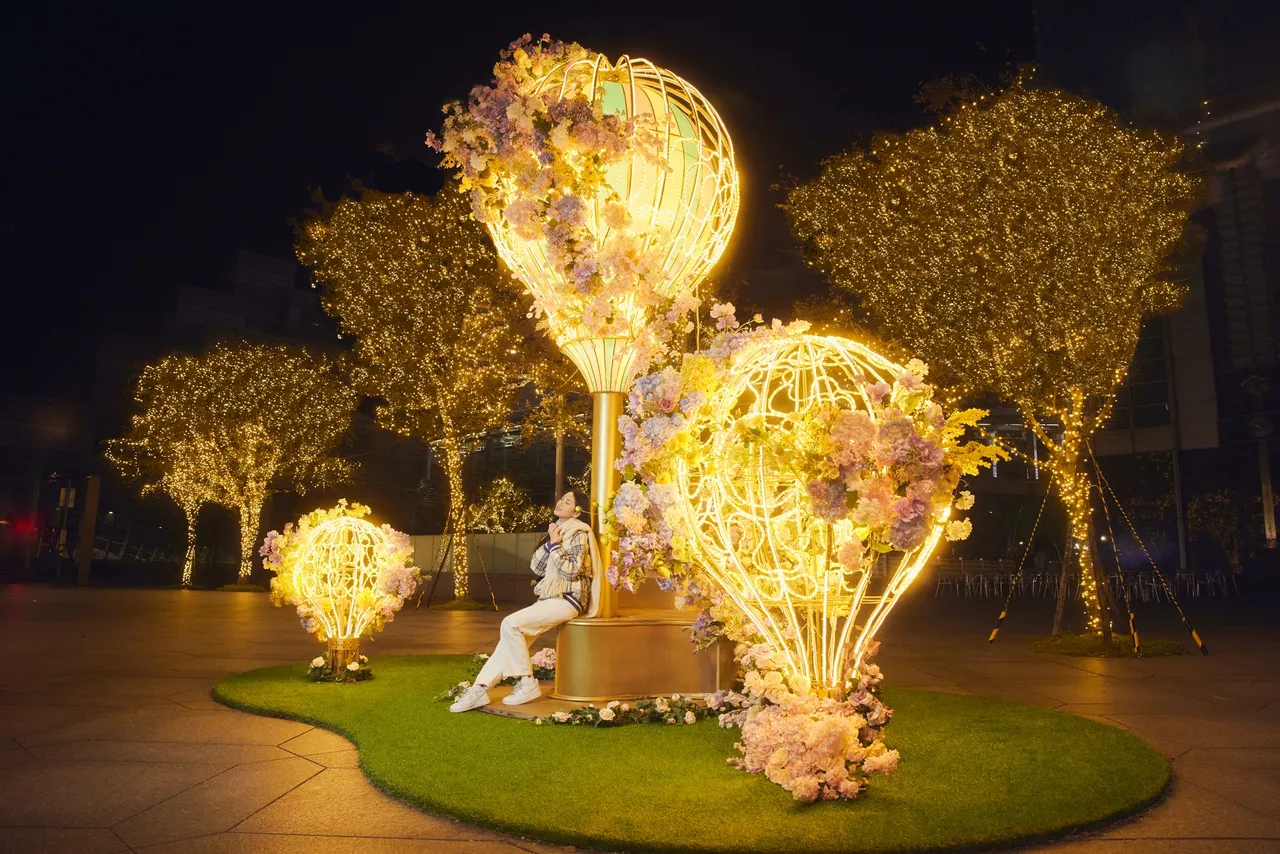 台北信义区每逢圣诞节灯海遍布，台北101布景更是每年必拍亮点。翻摄台北101脸书
