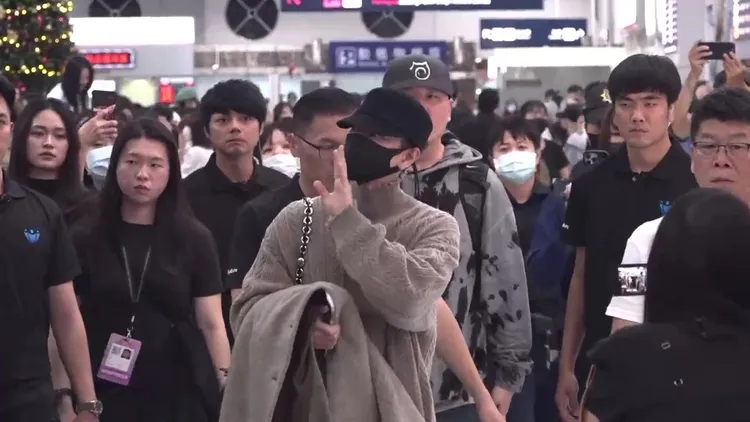 佐藤健包紧紧抵达小港机场，挥手打招呼。特勤中心摄